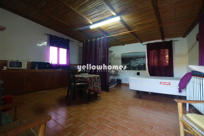 Casa V2 sita num grande terreno perto de Loule para venda